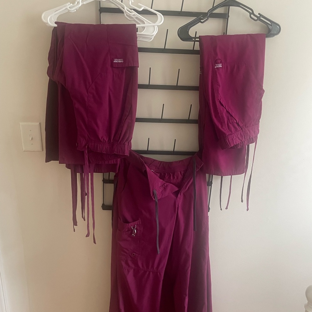 Men’s Scrub wine tops (8 med)and bottoms (11 small)